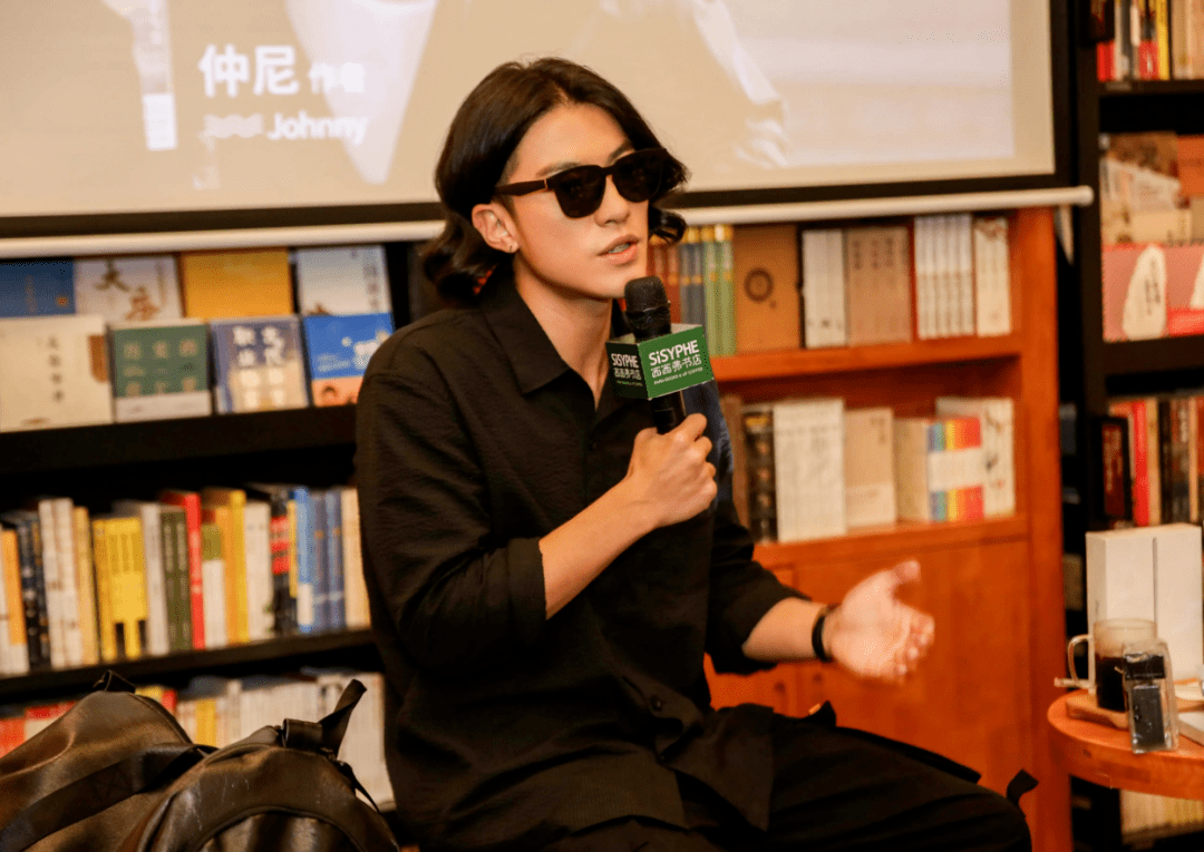 此仲尼可不是孔圣人哦,他本名黄小沣.