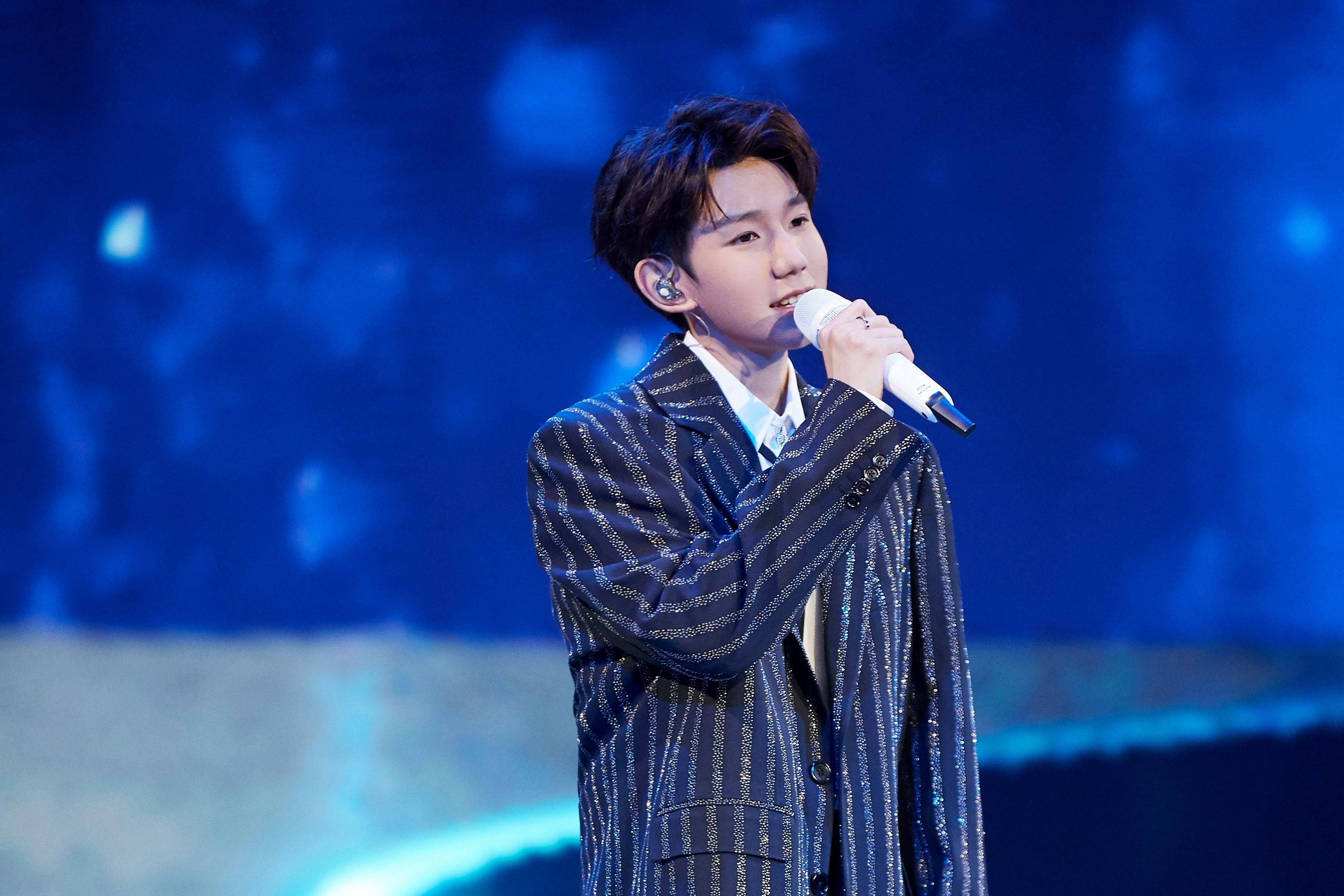 王源818演唱《流星也为你落下来》,身着带闪西装甜笑,超浪漫_罗伊