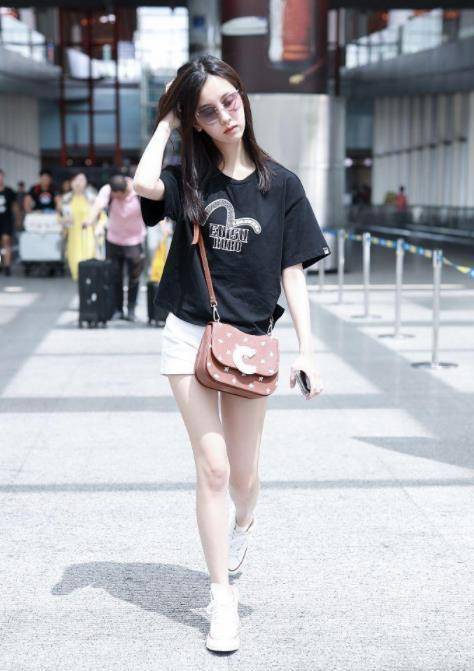 王艳走机场太会穿,淡紫色t恤配阔腿裤洋气减龄,看不出是大婶辈_时尚