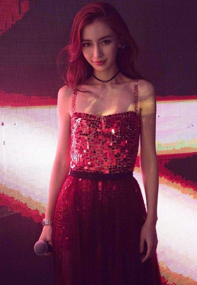 angelababy真不愧是气质女神,穿红色亮片吊带连衣裙,高级又抢镜_颈链