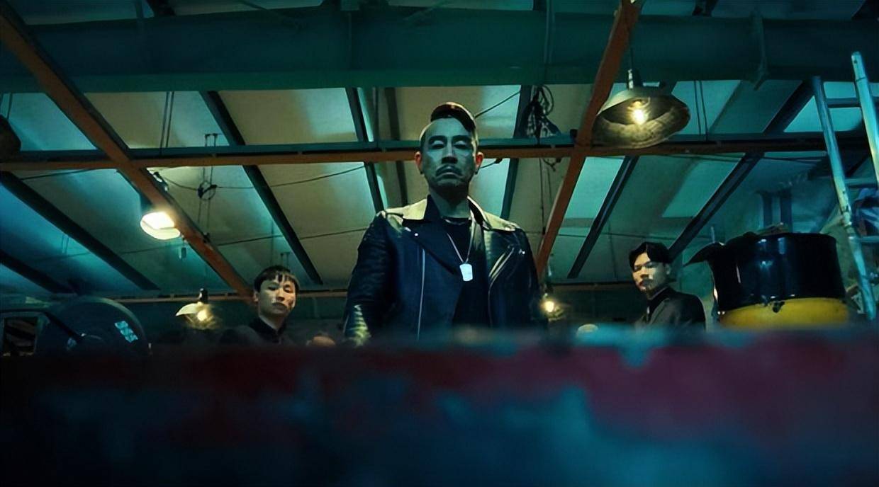 去年5月,他参演网大《无间风暴》,在片中扮演卧底警察.