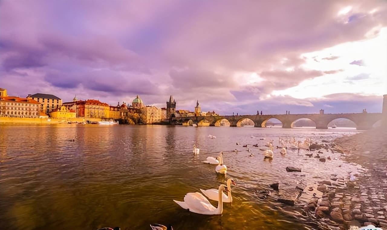 布拉格在伏尔塔瓦河上修建的第一座桥，据说建造原材料还用了鸡蛋