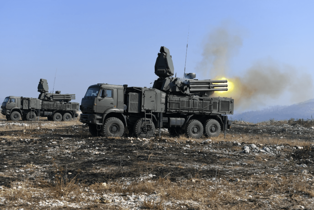 最新型"铠甲-sm"亮相俄罗斯防务展,一辆发射车48枚防空导弹_防空系统