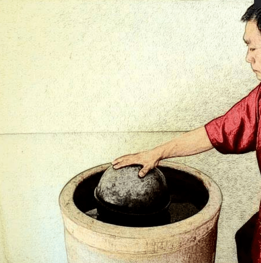 "水中单按球功"松沉劲练法:首先准备一个盛满水的水缸,然后在里面放一