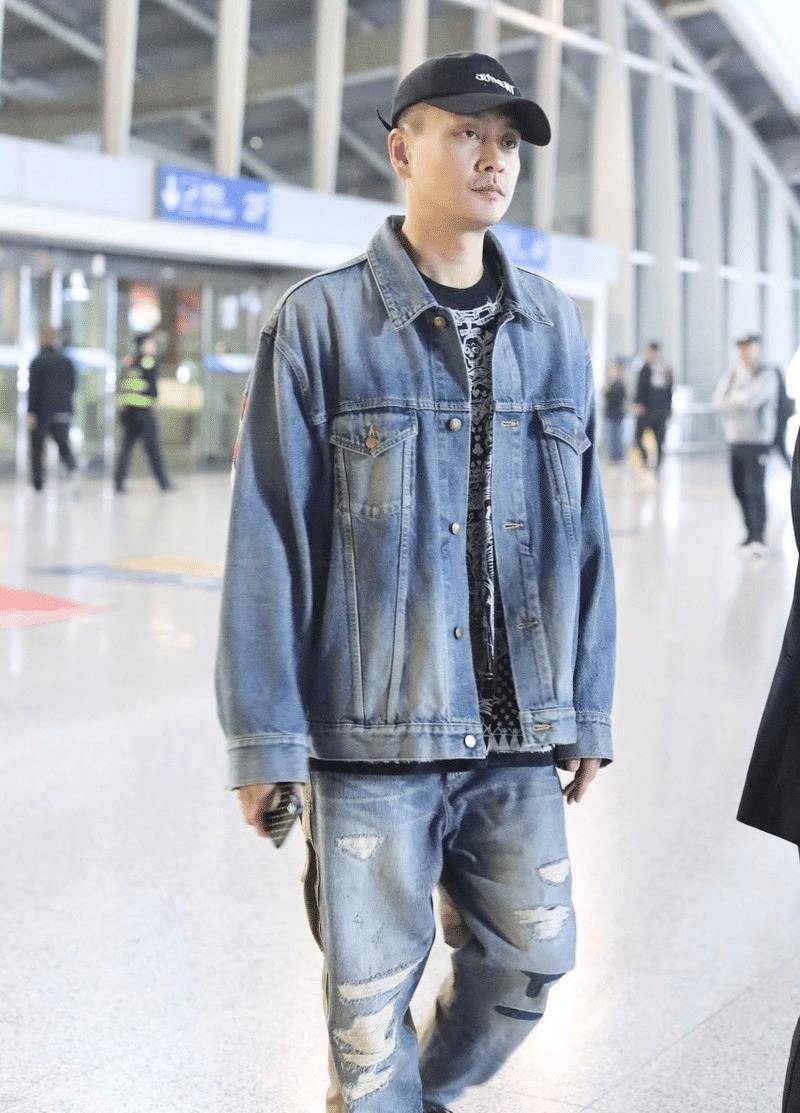 39岁黄宗泽低调走机场,一身牛仔衣配棒球帽,面容憔悴依旧帅气_休闲_版