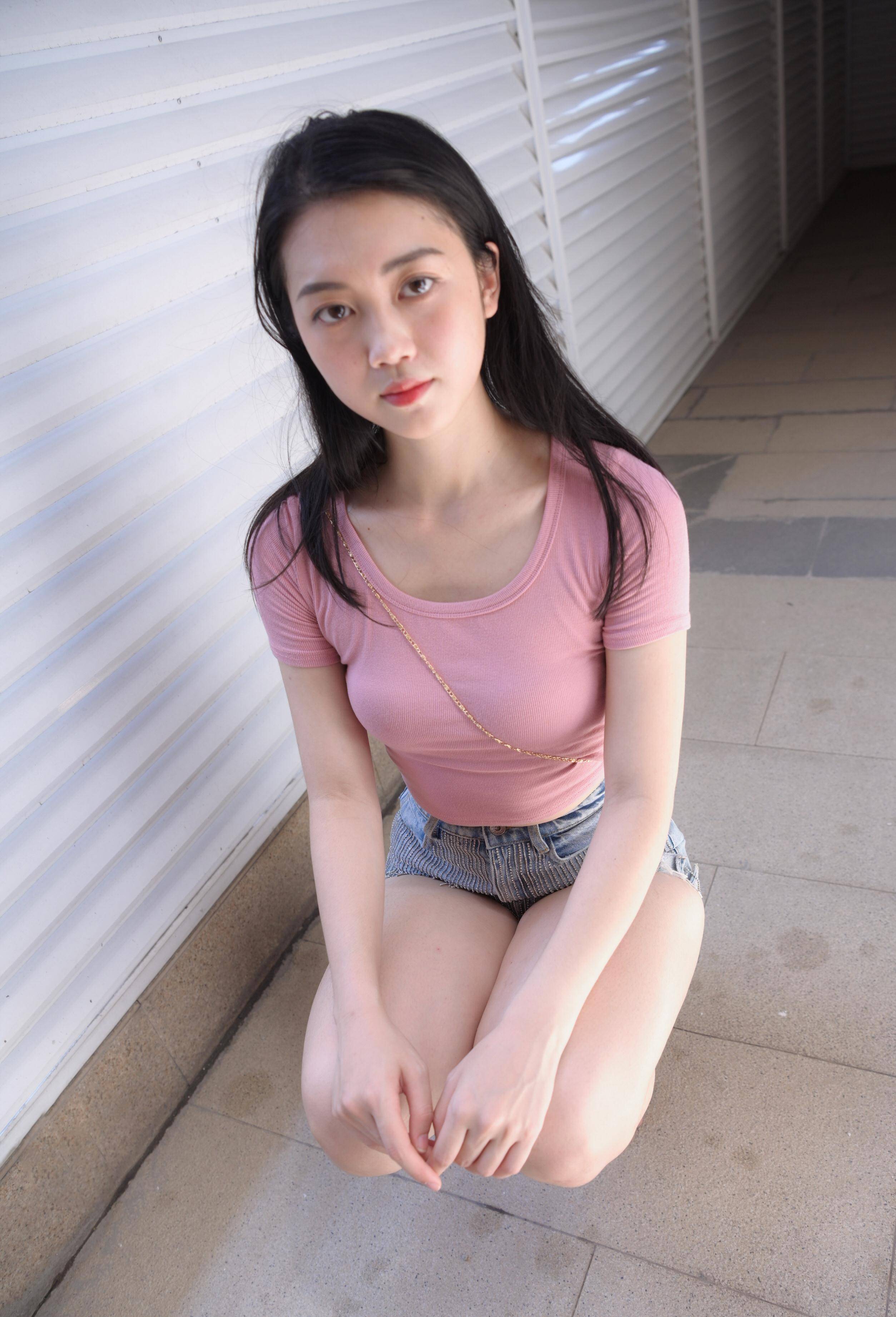 粉色的紧身t恤搭配牛仔热裤,穿出了甜美,也穿出了时尚_女孩子_身材_一