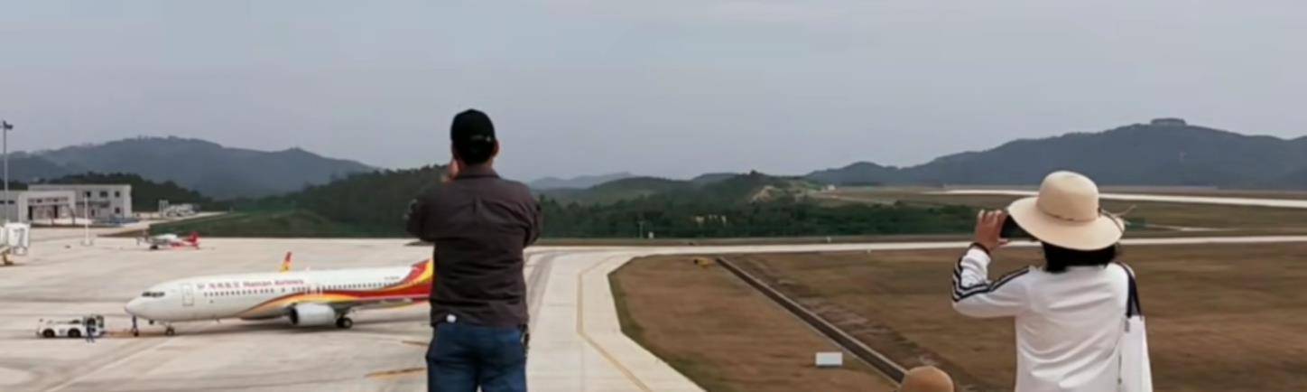 广西玉林一座机场建成后，便成为网红景点，热闹的场面很亲民