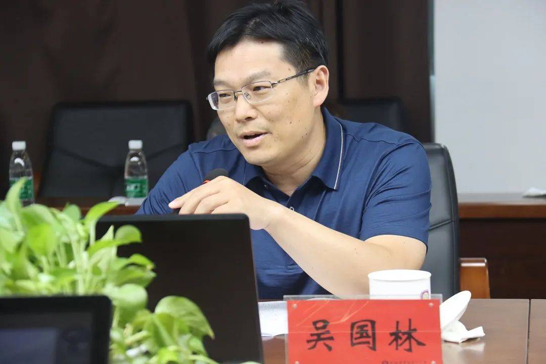 南通市教育局基教处副处长吴国林主持人周荣斌科长做评议总结,他希望