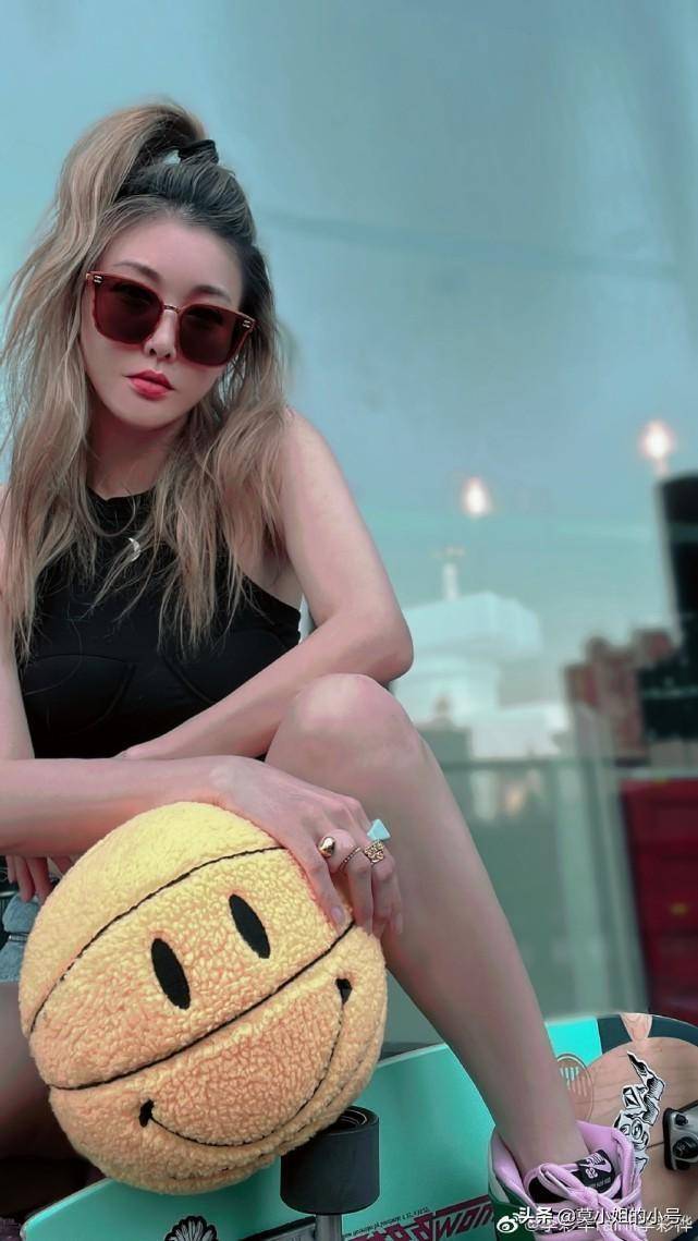 "最美小三"李彩桦自拍运动写真,大胆露内裤边,蛮腰细腿惹人羡_滑板