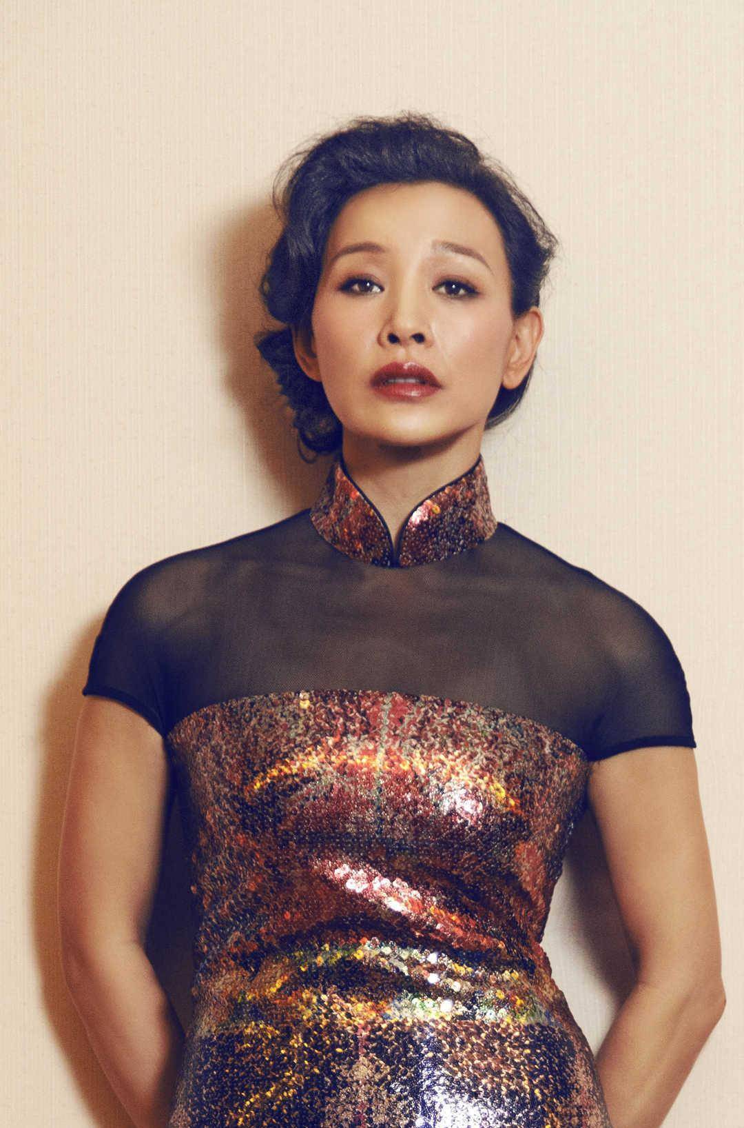 陈冲气质果然不一般,一身黑色素人穿搭现活动,高级大气不用装_时尚_女