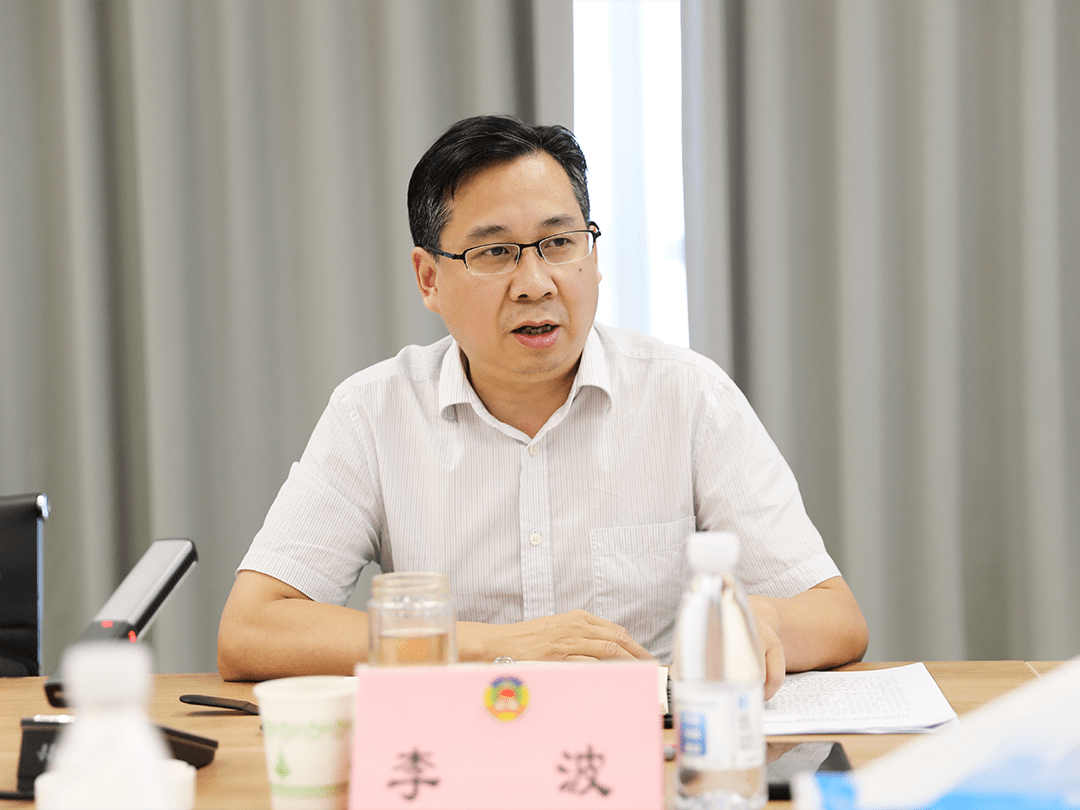 李波认为委员们提出的问题直击要害,建议切实可行,起到了红脸出汗,催