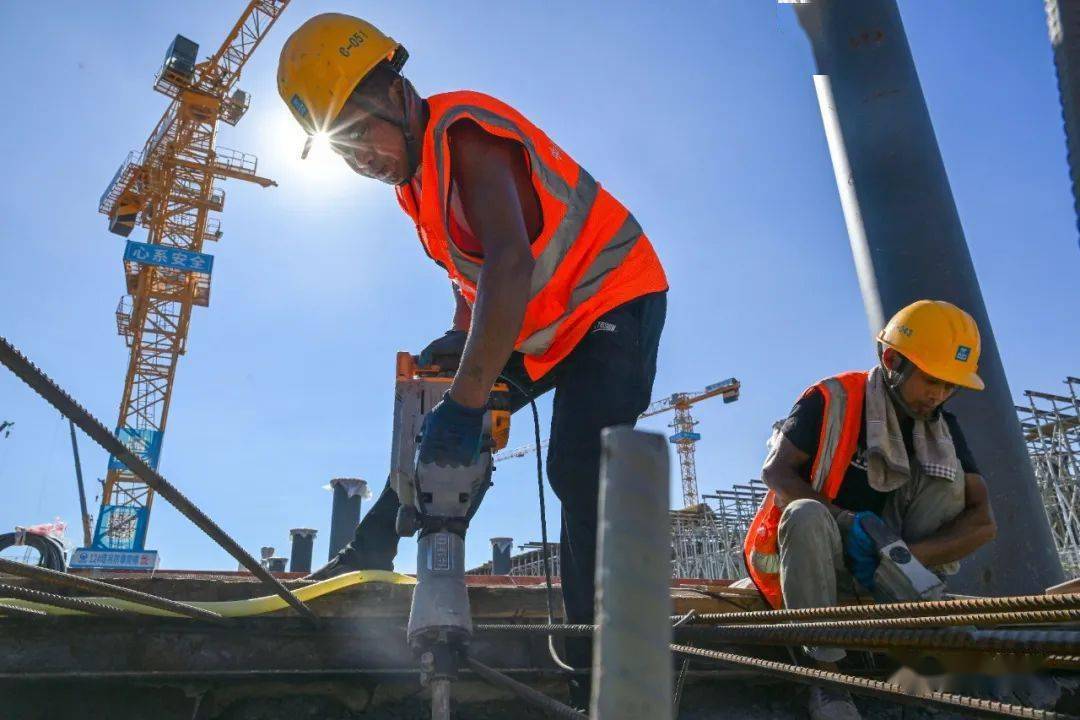 致敬烈日下的"炎"值担当_长沙县_工人_高温