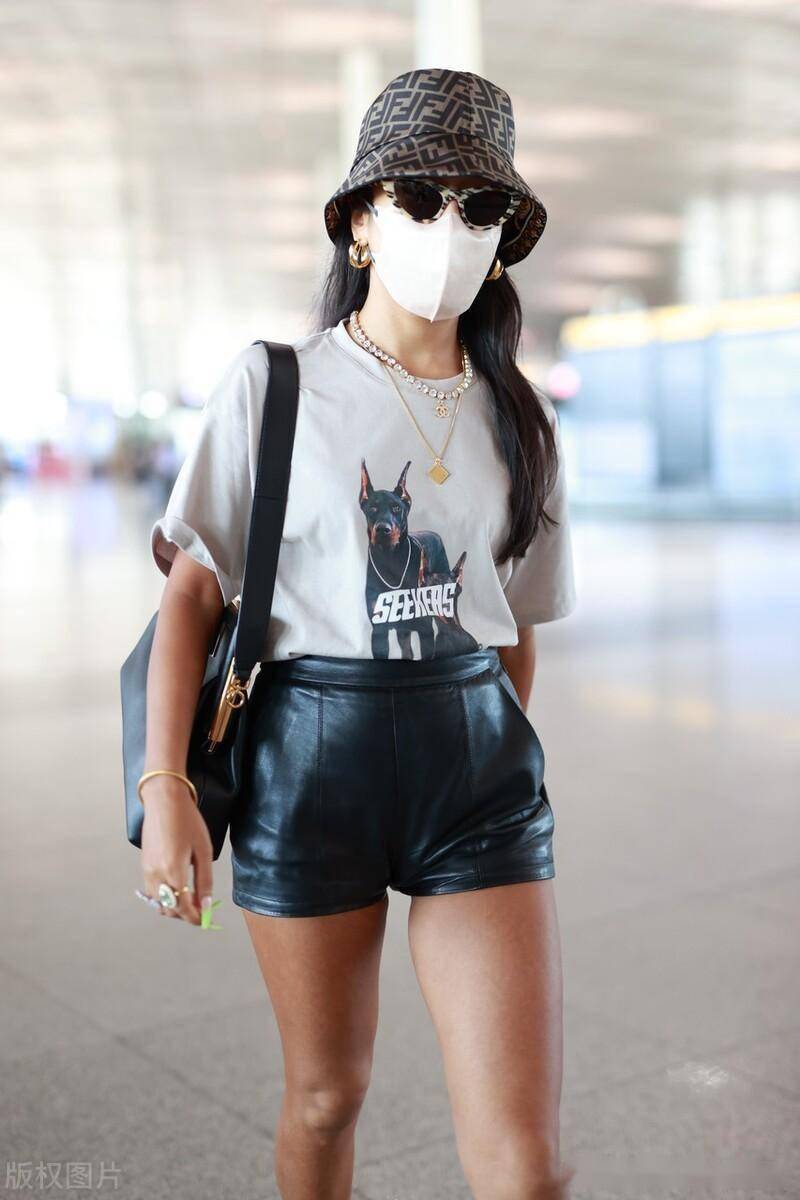 街拍:吉克隽逸短袖印花t恤 皮质短裤 黑色短靴摇滚个性_机场_北京