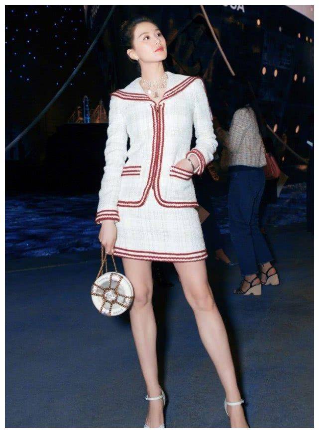 产后复出的刘诗诗穿大衣走机场贼有范儿,看到她的腰,酸了_白色_灰色