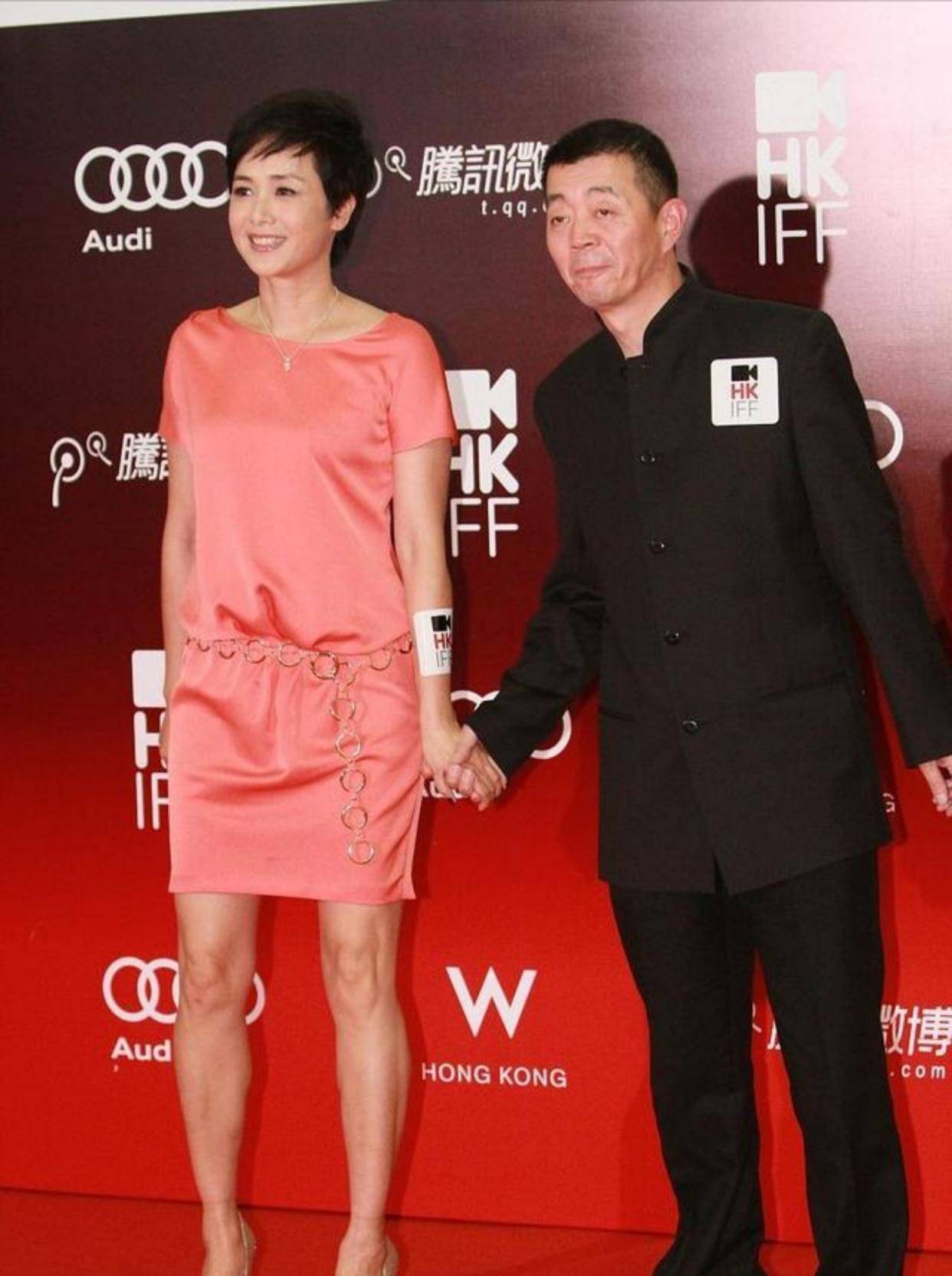 蒋雯丽终于高调一回,穿缎面短裙牵手老公亮相,一红一黑好登对_look