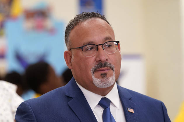 个别州教师无需本科学历即可上岗,教育部长:不幸_米格尔·卡多纳_短缺