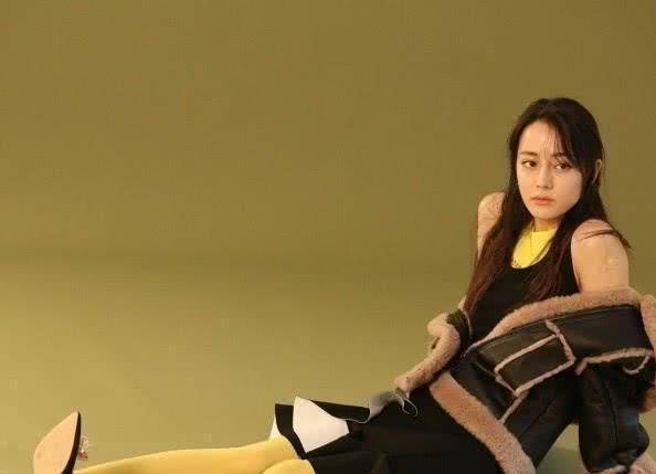 迪丽热巴穿"黄皮裤",本以为驾驭不来,谁知造型意外让人爱了