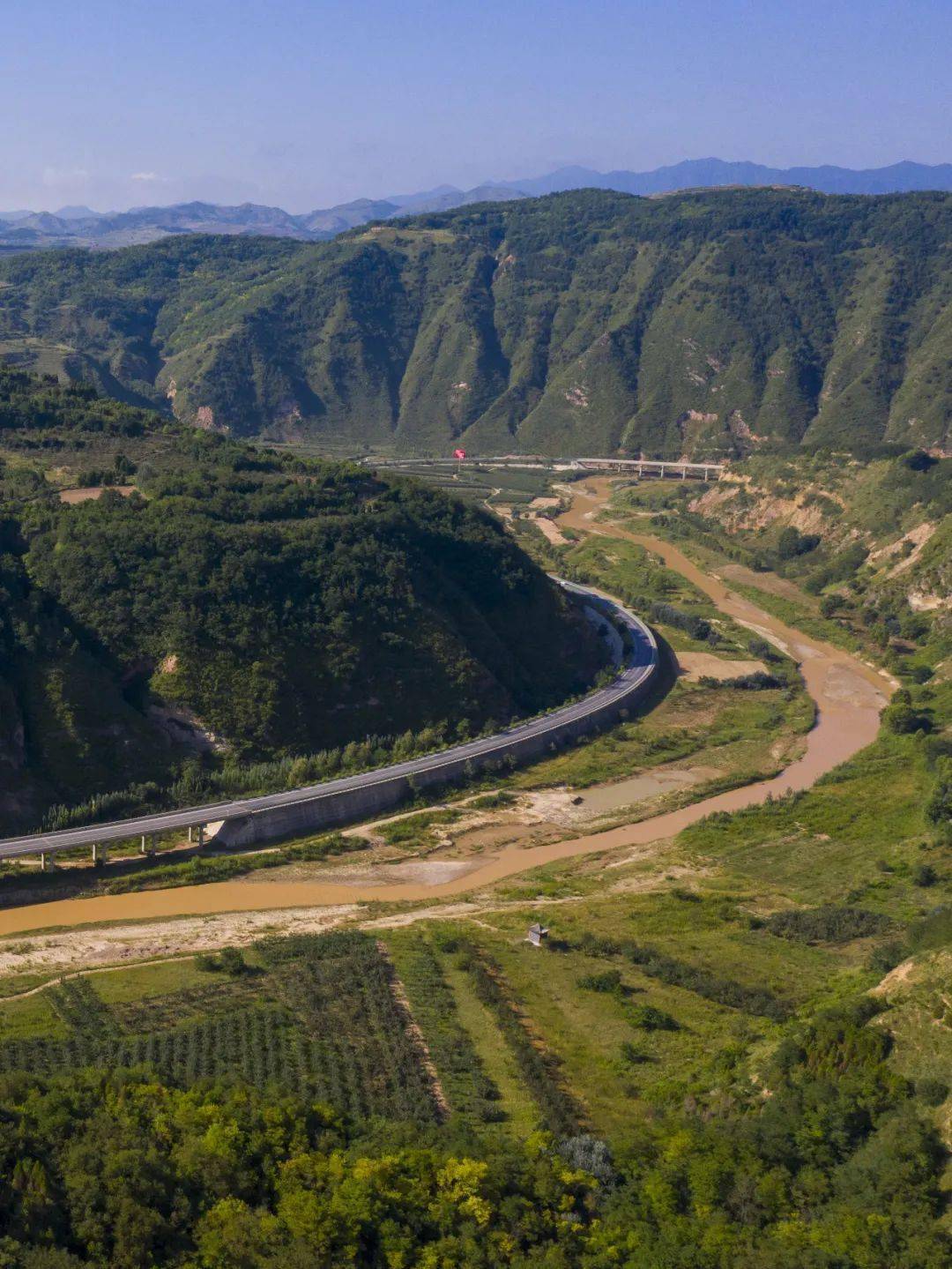 禮縣大堡子山側的西漢水 胡衛東/攝(來源:教科文衛工委)監製:張 峰