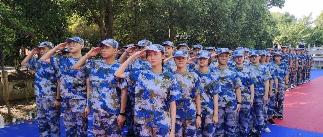 中加新生军训进行时:稍息立正向前看!_训练_动作_基本