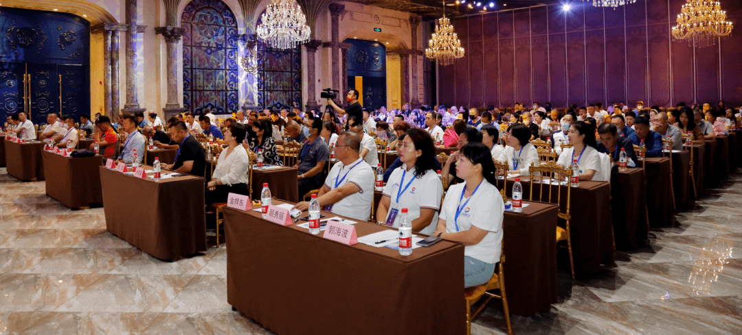 在新中国的版图上,锦绣大地神采飞扬,江山如画诗意酣畅,让我们拥五岳