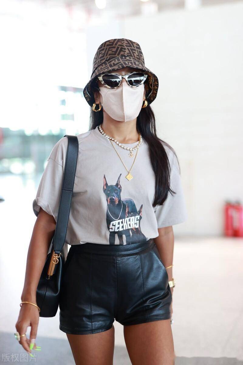 街拍:吉克隽逸短袖印花t恤 皮质短裤 黑色短靴摇滚个性_机场_北京