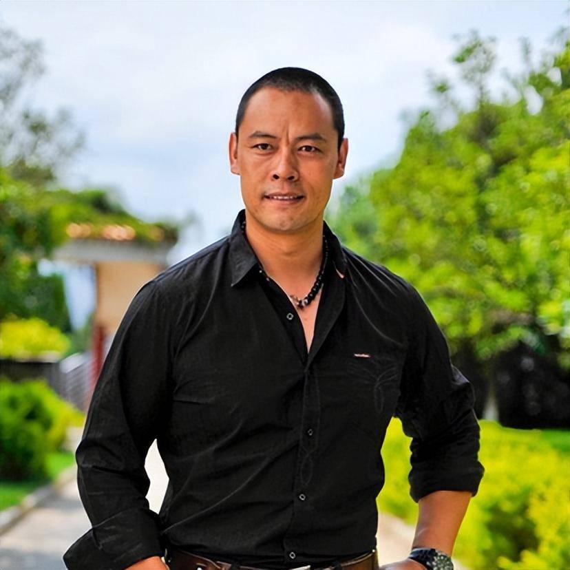 与老婆相爱16年,48岁晋松罕见秀妻,硬朗外表下居然是"暖男心"_李汶桐