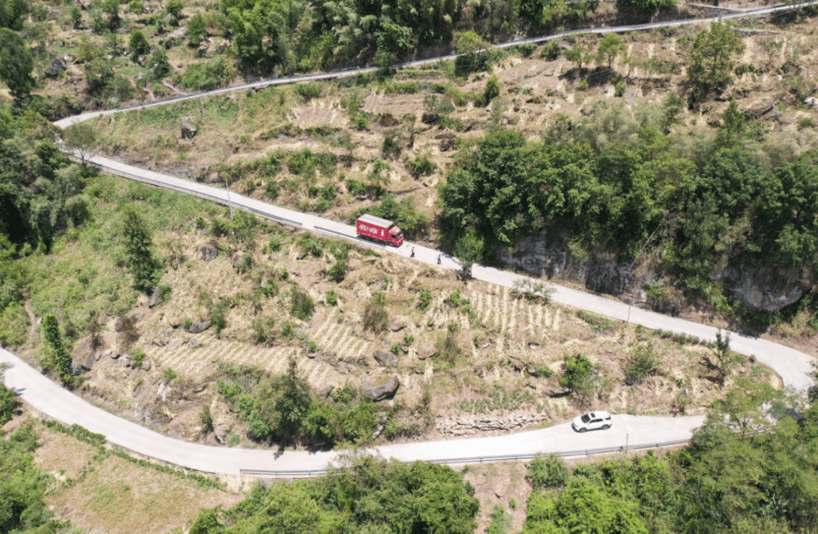 8月19日,第一批42000瓶纯悦水紧急送达武隆区凤来镇青龙村和巴南区二