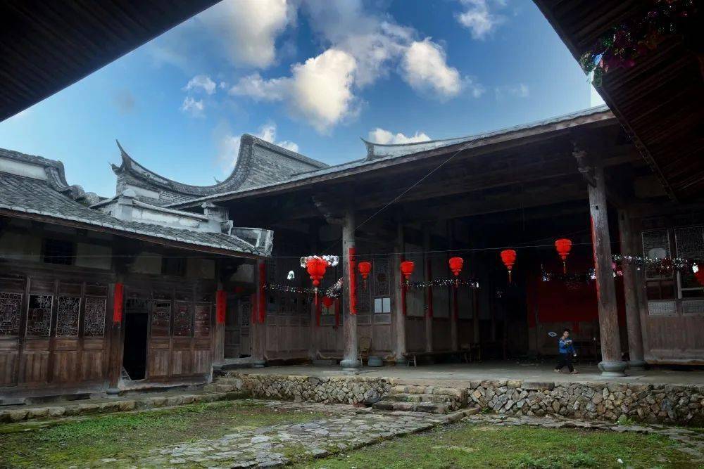 九斗庄厅堂和下埕(摄影∣张秀敏)九斗庄为嘉禄庄主人张昭融之子明良