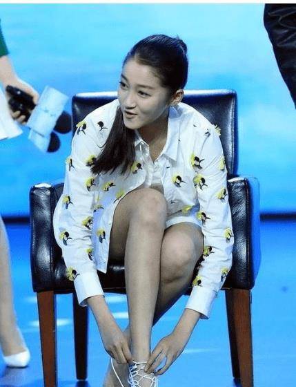 有种好身材关晓彤,当看到她的泳池照,网友:难怪鹿晗稀罕_恋情_影视剧