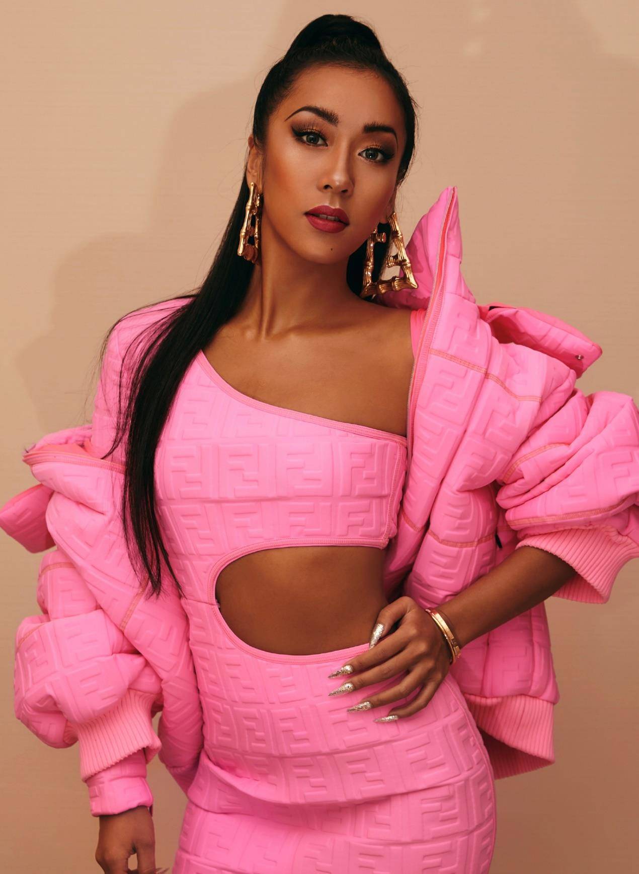 黑皮也能很高级,吉克隽逸化身复古女郎,完美诠释气质穿搭_时尚_白色