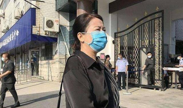 姚家的男人给姑姑徐敏过生日,还送花表达了亲情,评论区网友纷纷送上