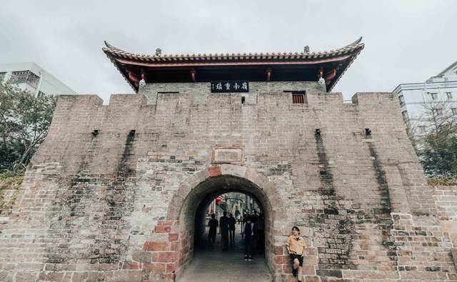 廣州市服務中心居然藏著一處古城牆，有1700年發展史
，現改建主幹紅老城區