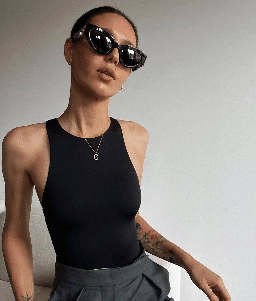 一件工字背心就能穿出时髦范,时尚达人今夏必备单品,提升时尚感_职业