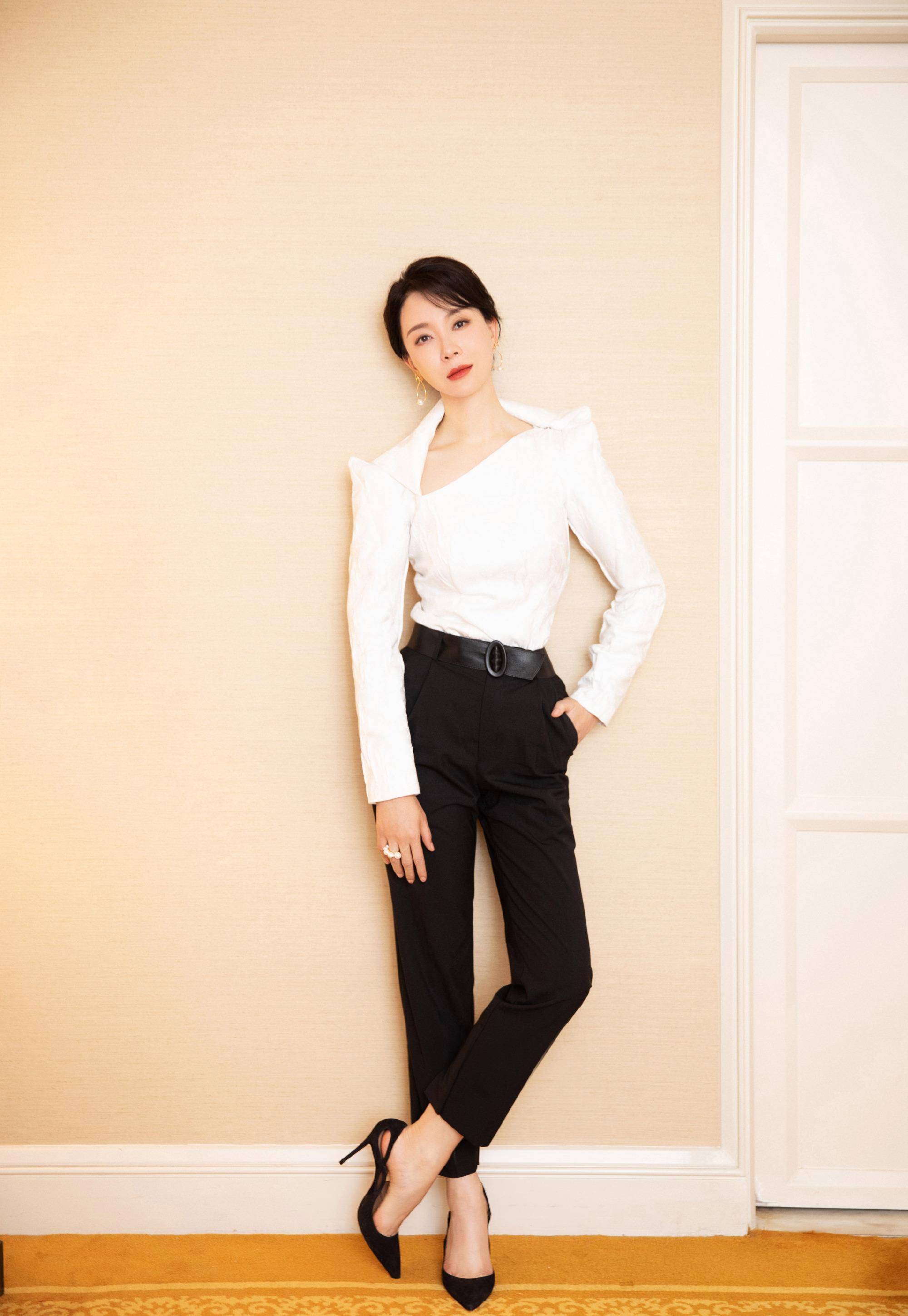 43岁陈数气质好高级,穿淡粉色刺绣长裙亮相,一丝不漏却美得惊艳_设计