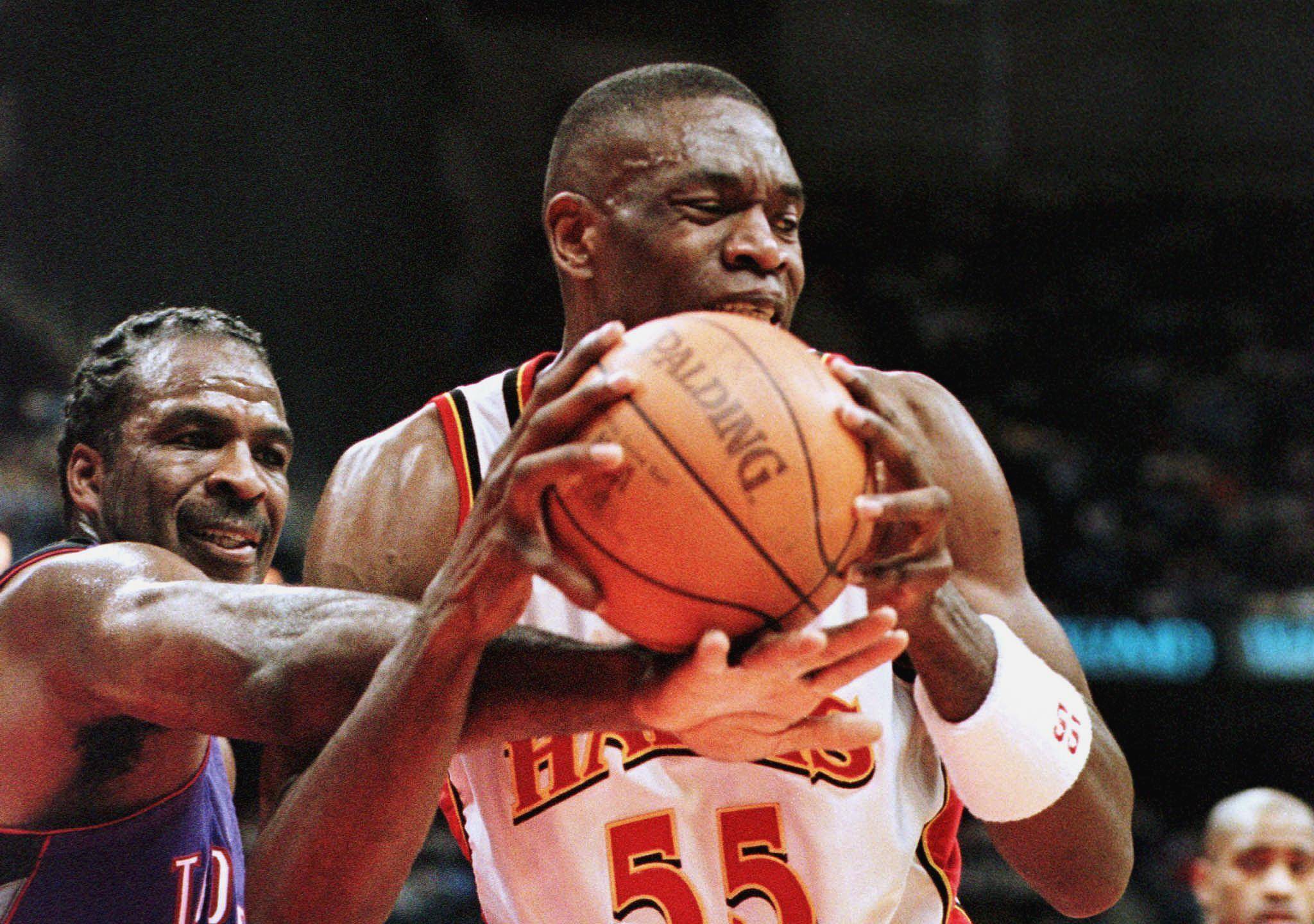 nba名人堂成员迪肯贝·穆托姆博在丹佛掘金队开始了他的职业生涯,并在