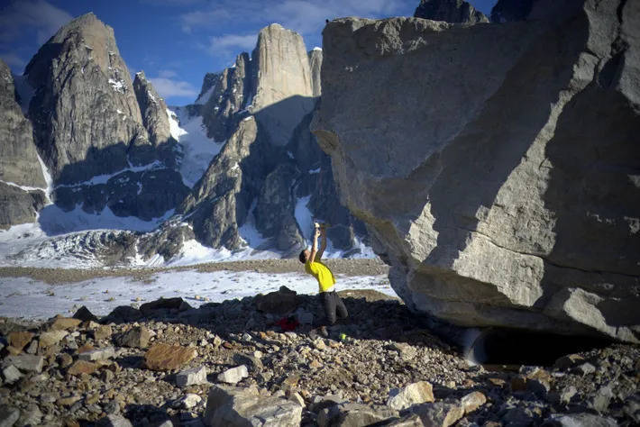 登顶北极悬崖，《徒手攀岩》中的亚历克斯·霍诺德再现壮举