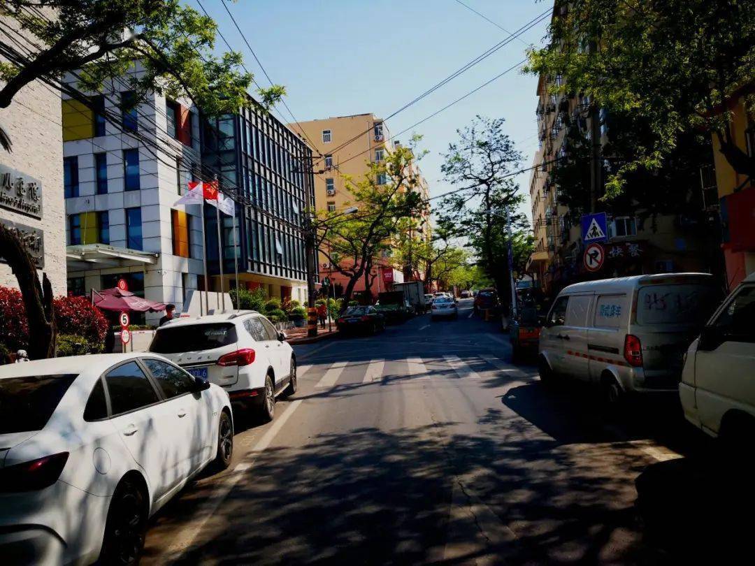 经今江苏路,上海路,武定路,包头路而到港口,是青岛的重要道路