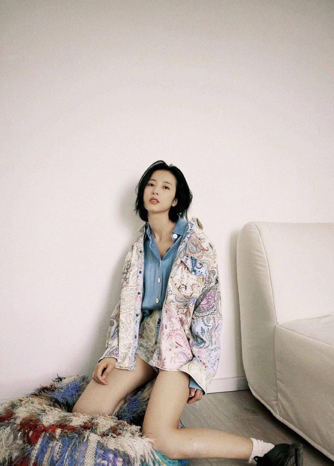 周雨彤穿花色套装,俏皮可爱,满满的复古风_手法_元素_短裤