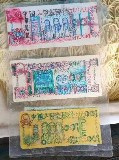 但他依然来店里买面条,只是给的钱,变成了一张张自己手绘的纸币