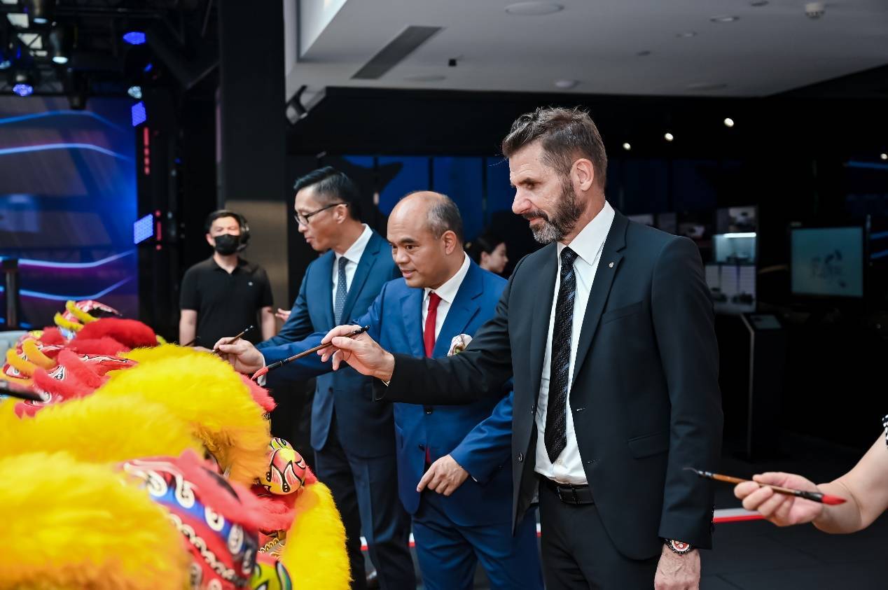 百得利集团董事长及首席执行官周小波先生致辞成都机场保时捷中心总经