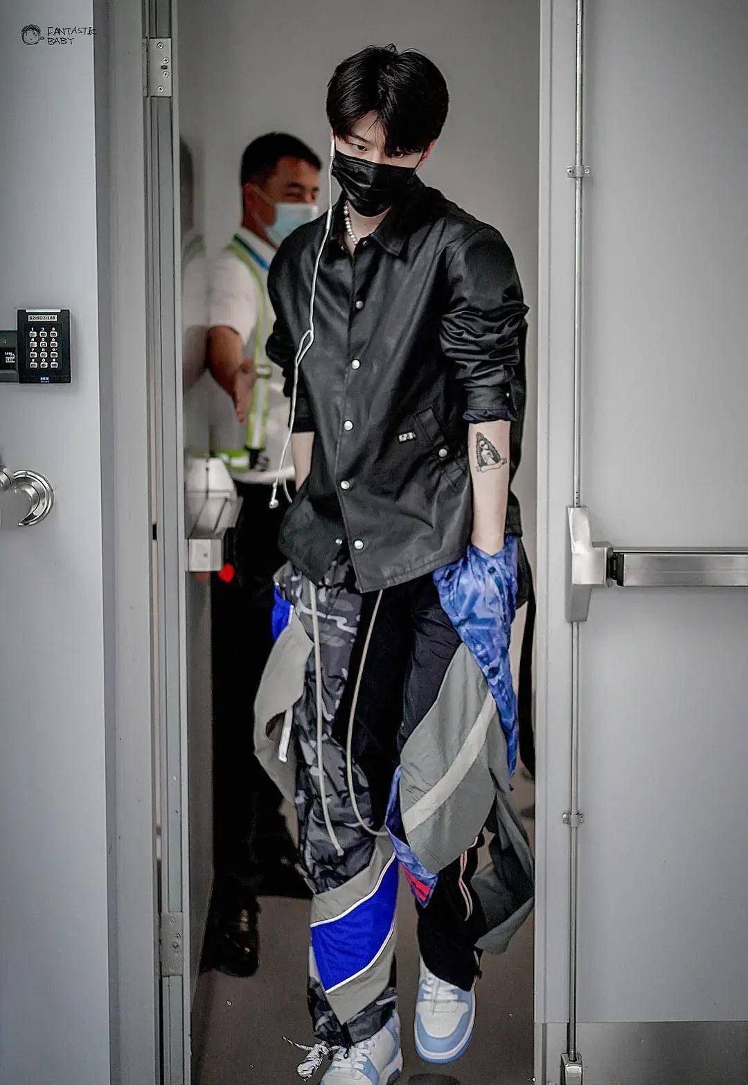 男星机场街拍:罗云熙爱穿白袜子,马天宇裤子太短,龚俊林一好评_范丞丞