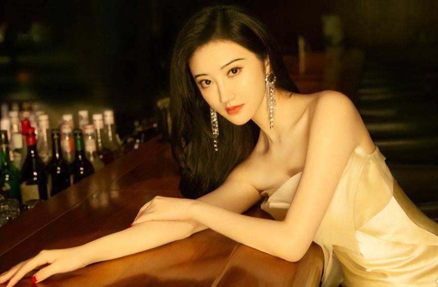 "强捧不红"景甜:坐拥3.