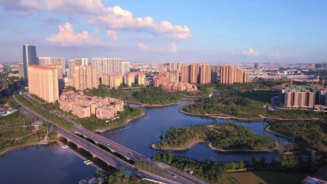 这是狮山博爱湖第一梯队学区房_楼龄_小学_花园