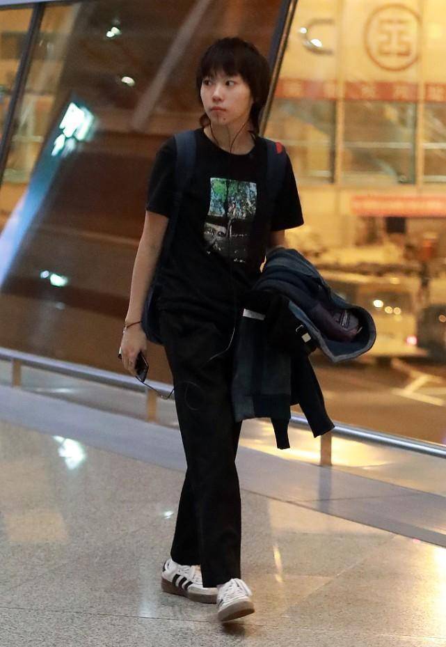 窦靖童看上去英气十足,一身黑色印花短袖,穿得时髦又帅气