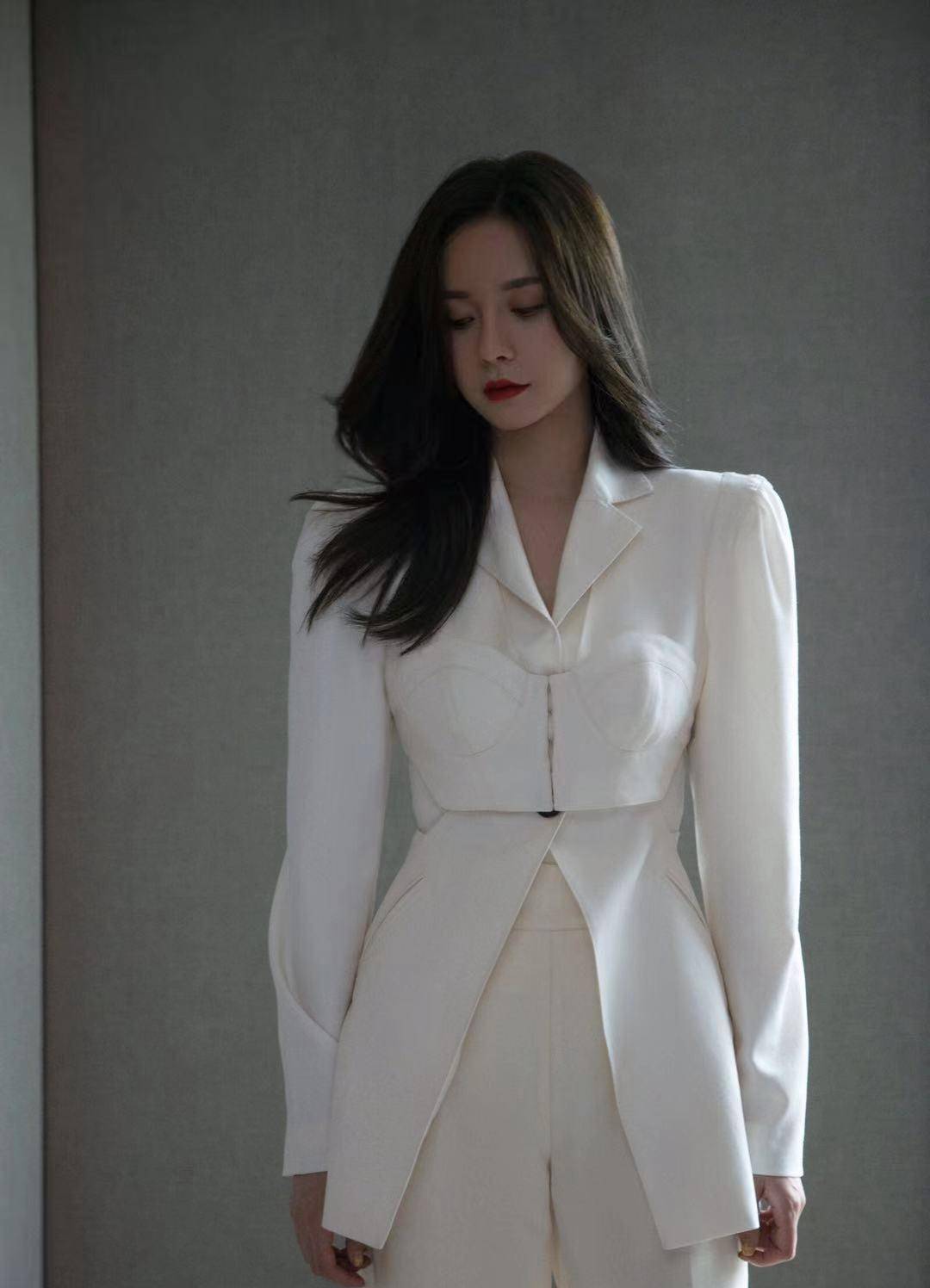 沈梦辰穿白色系真显小,看着像刚出社会的小姑娘_西装_时尚_西裤