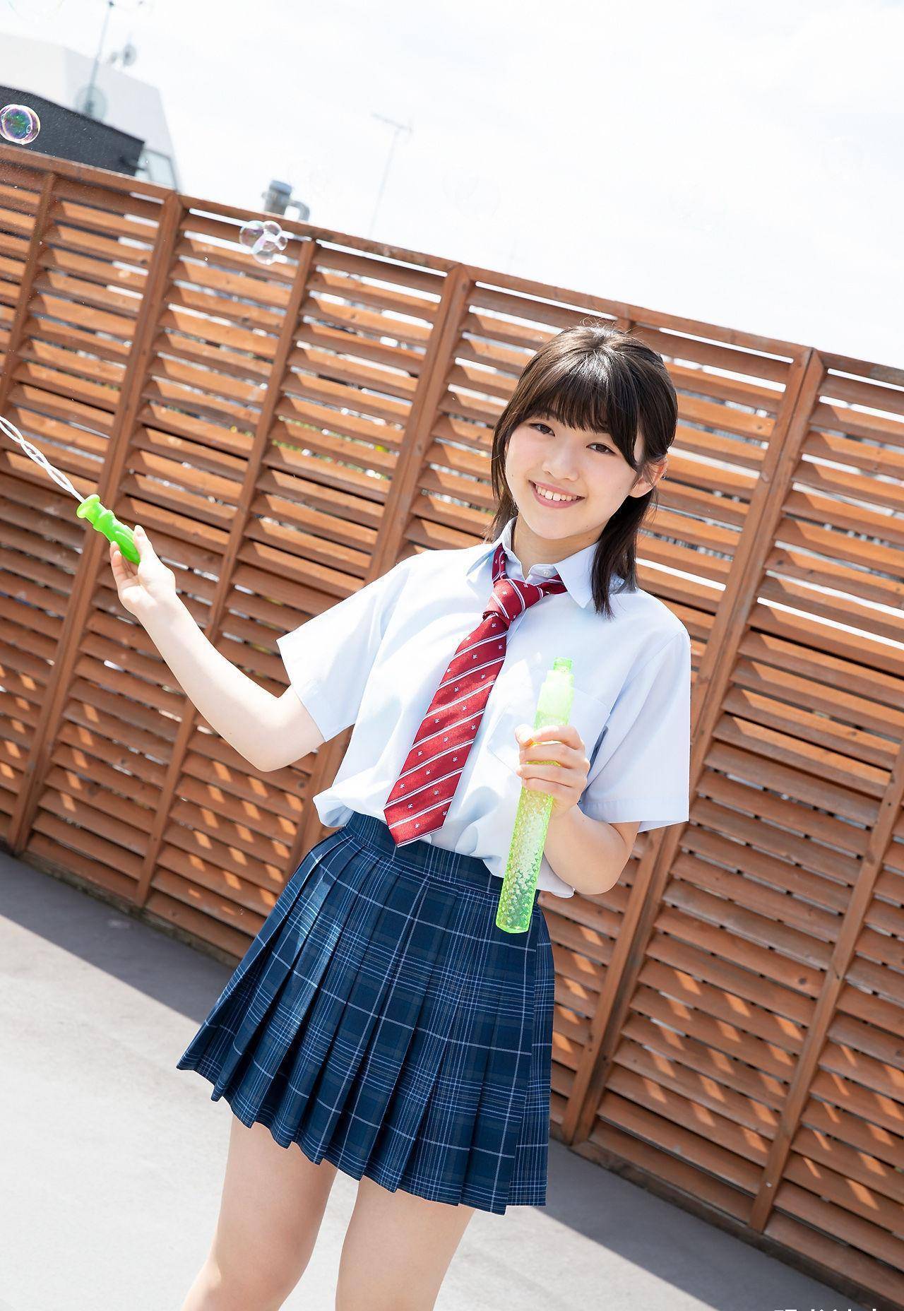 穿jk制服的国外美少女圆嘟嘟的笑脸看起来甜美又可爱