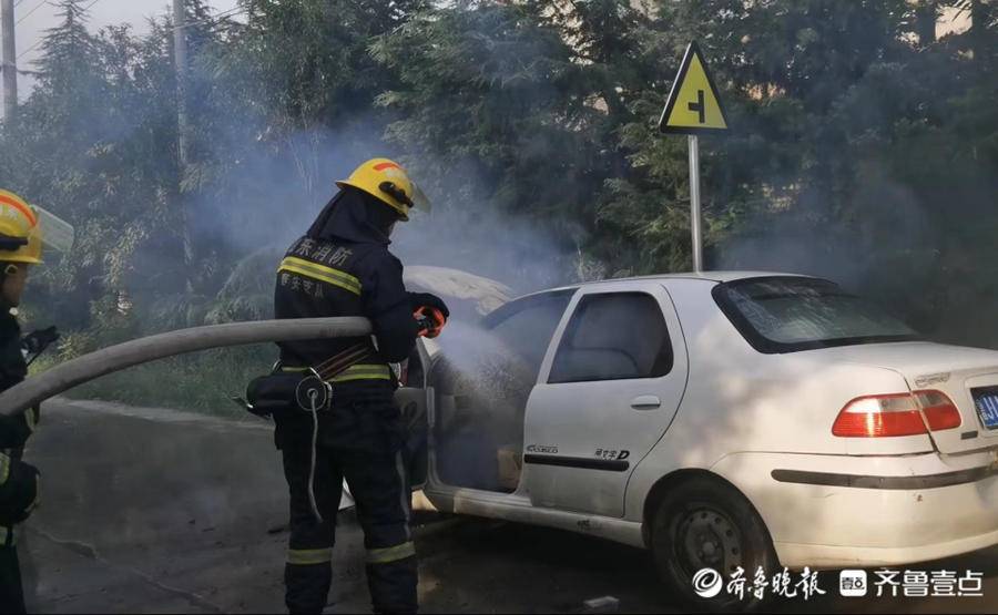 小轿车行驶中自燃，泰安消防紧急扑救救援火势人员 4321