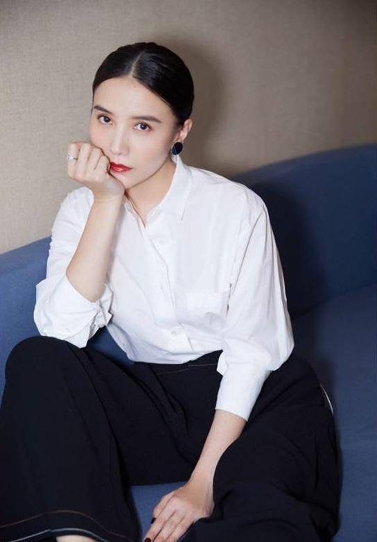 9位女明星演绎:如何在正式场合穿好经典之经典_巩俐_活动_袁泉