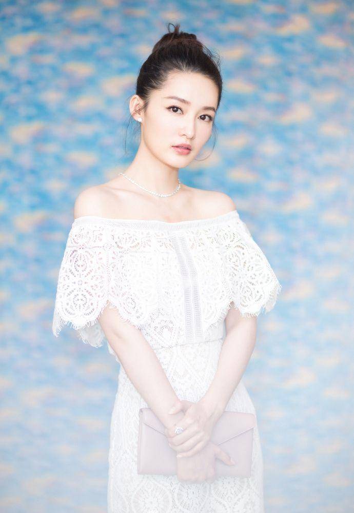 李沁拍生日写真,气质淡雅,吊带裙,秀雪肤美背,她真的很迷人_气息_演技