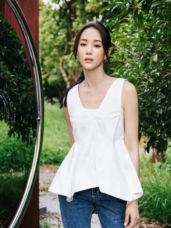 39岁的张钧甯气质绝了,无袖白色上衣搭配牛仔裤简约时髦,超好看_下